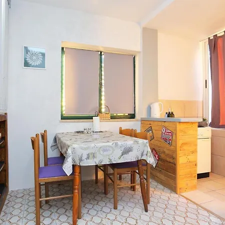 Guest house And With Parking Space - 18028