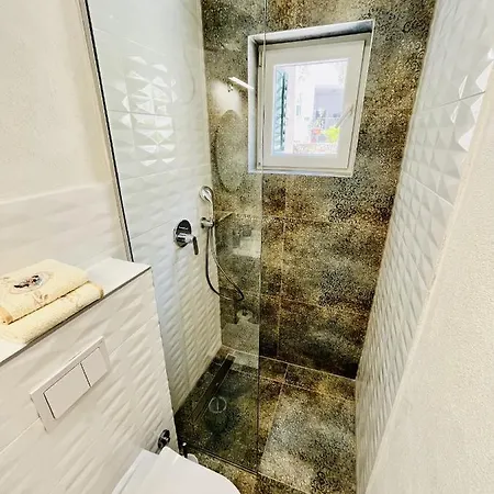 Guest house And With Parking Space - 18028 Makarska
