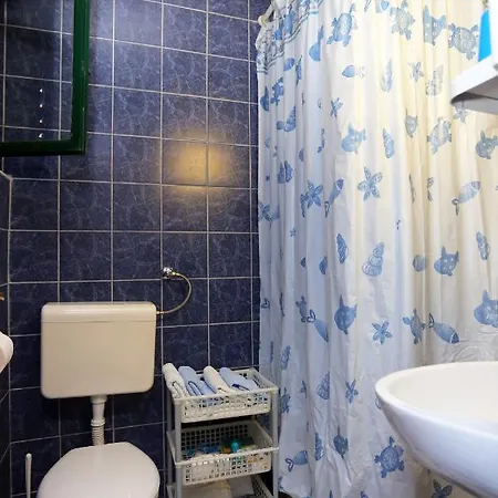Guest house And With Parking Space - 18028 Makarska