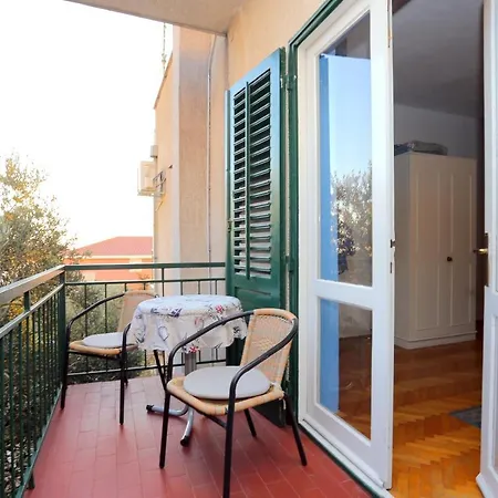 Guest house And With Parking Space - 18028 Makarska