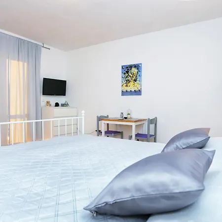 And With Parking Space - 18028 Guest house Makarska