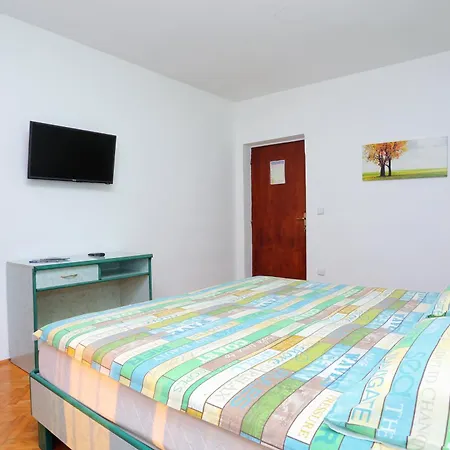 And With Parking Space - 18028 Guest house 3*